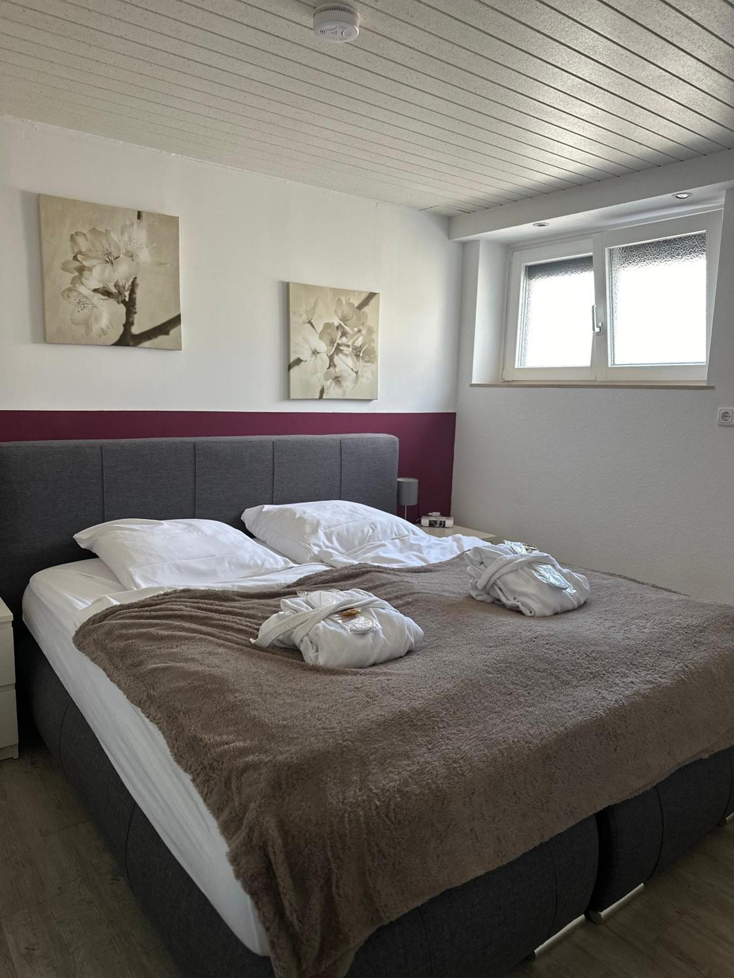 Ferienwohnung Schlossblick - 4 Sterne Sauna Pool Whirlpool Exklusiv Braunfels Buitenkant foto